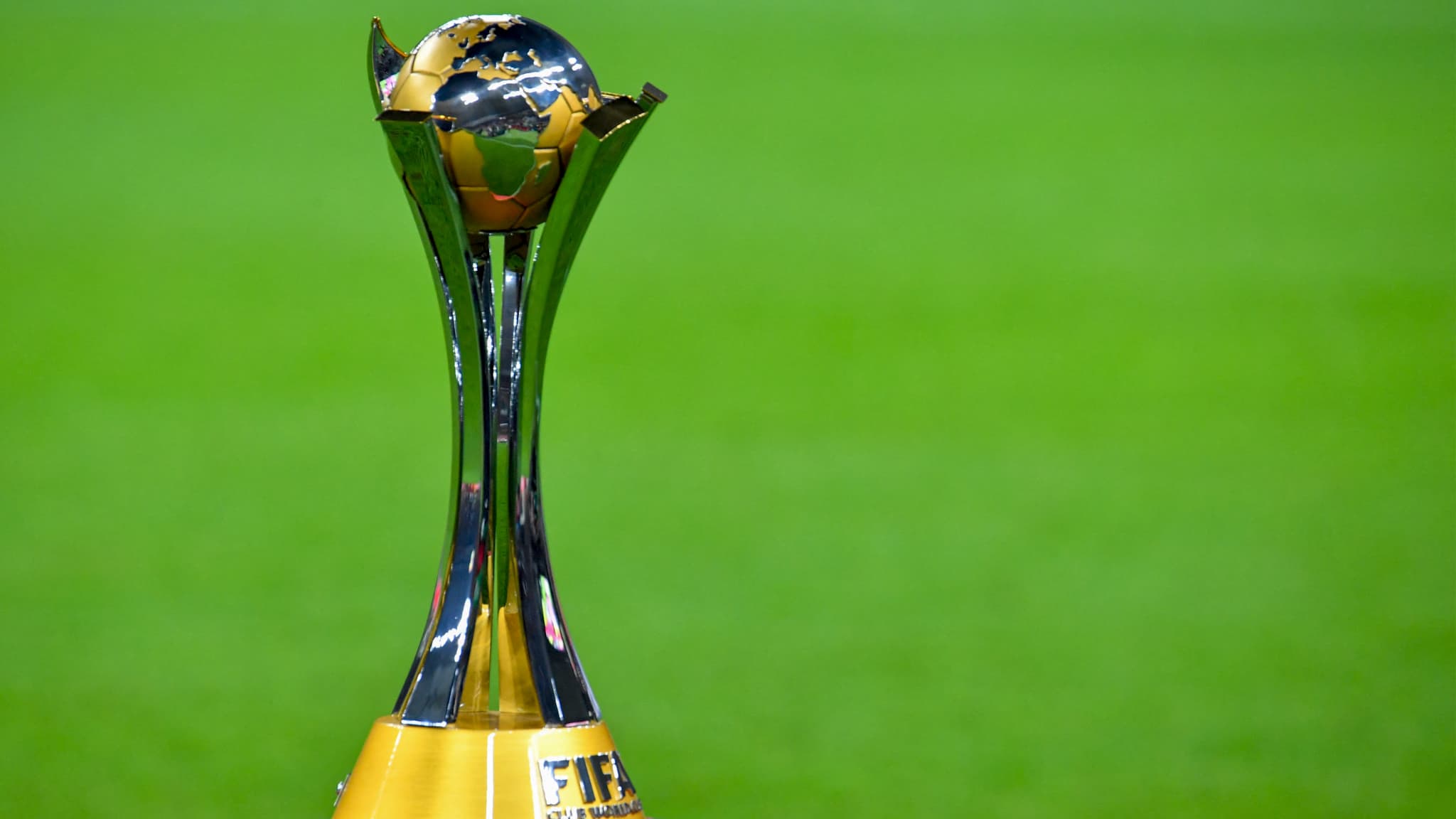 Le-trophee-de-la-Coupe-du-monde-des-clubs-1224718.jpg (73 KB)